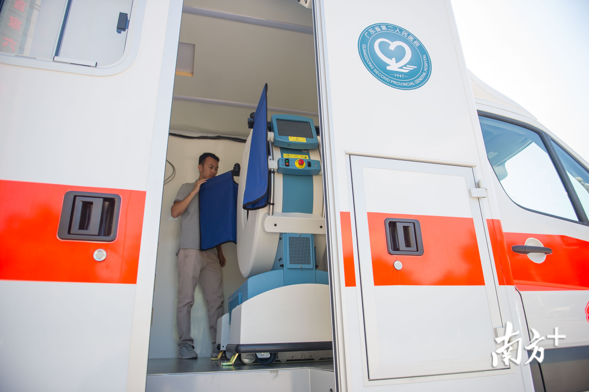 救護(hù)車(chē)上即可溶栓！華南首臺(tái)移動(dòng)CT救護(hù)車(chē)亮相